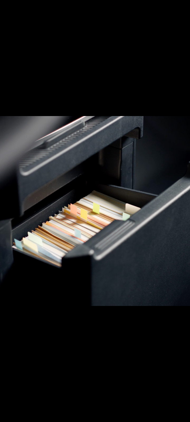 Schublade in der Mittelkonsole des Kia PV5 Cargo mit abgelegten Unterlagen.