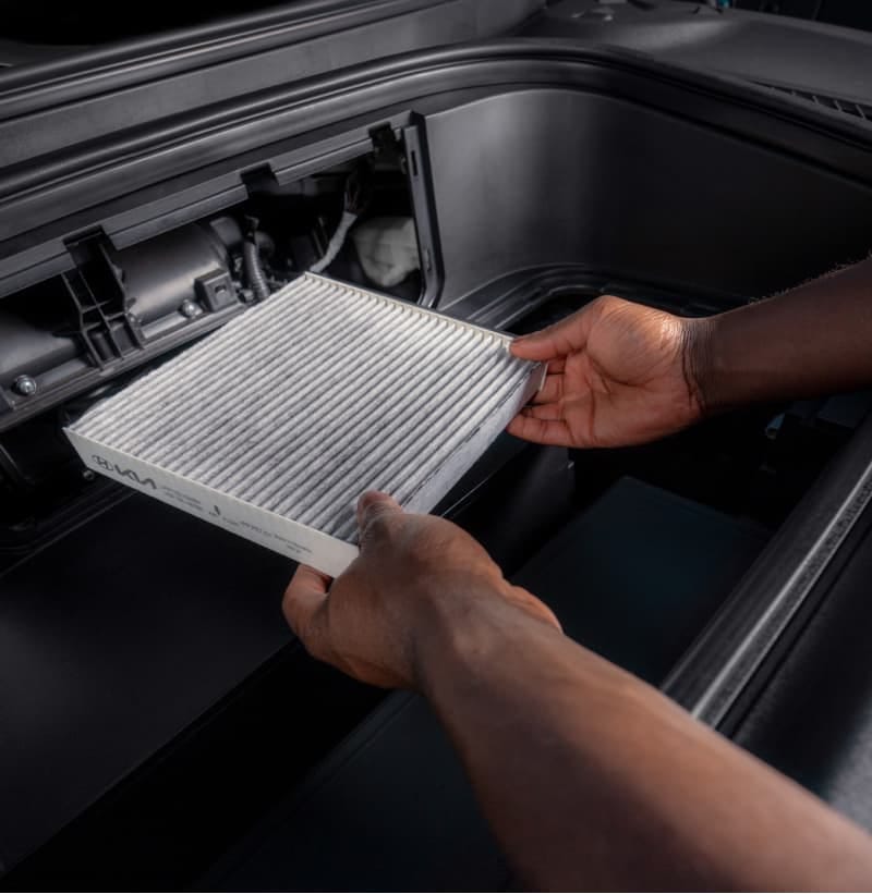 Kia Techniker ersetzt den Kia Bionic Innenraumluftfilter.